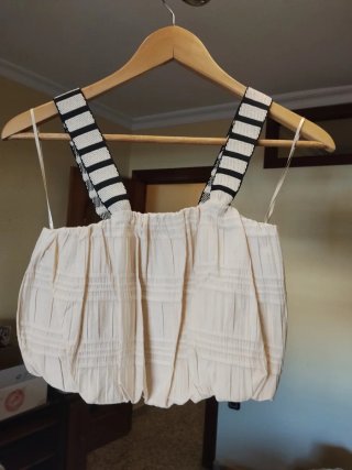 Camiseta tirantes Zara abombada beige y negra