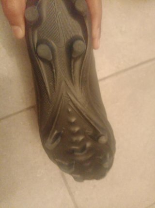 Tacos de fútbol negros talla 36 sin cordones