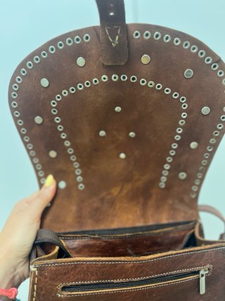 Bolso de cuero marrón con adornos plateados