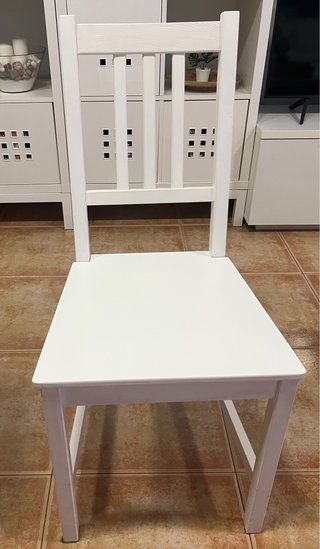 Escritorio blanco y silla