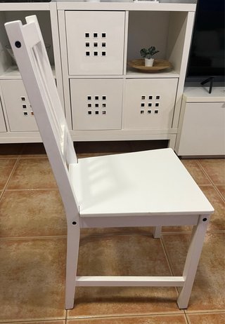Escritorio blanco y silla