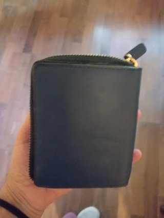 Cartera de piel azul con cremallera