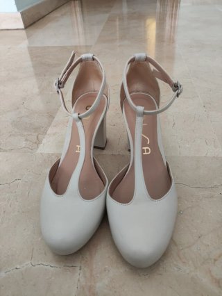 Zapatos de novia color hueso.