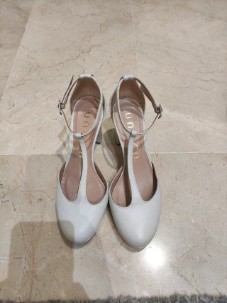 Zapatos de novia color hueso.