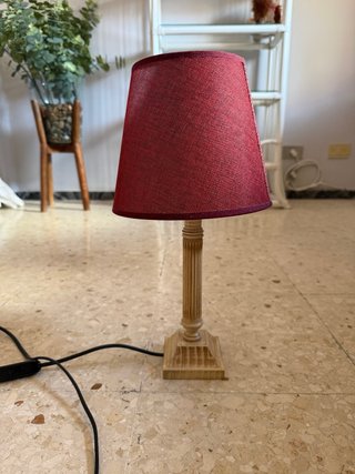 Lámpara de mesa clásica madera y pantalla rosa