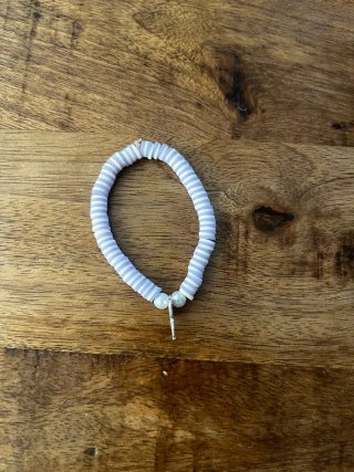 Pulsera de cuentas morada y blanca