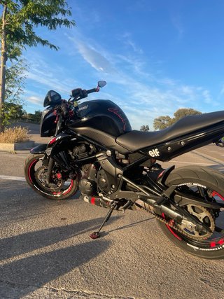 Kawasaki ER6n Negra y Roja