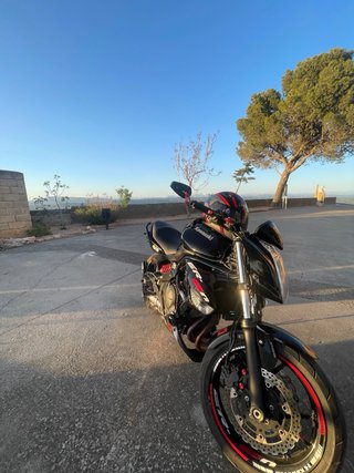 Kawasaki ER6n Negra y Roja