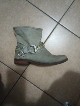 Stivaletti donna beige con borchie