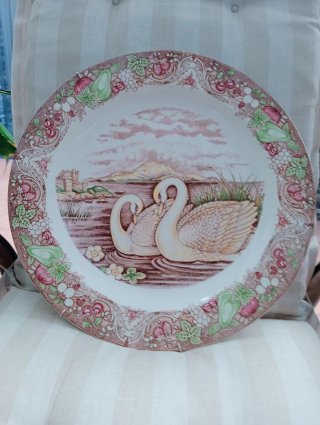 Plato antiguo cisnes y castillo Diámetro 41 CMS.