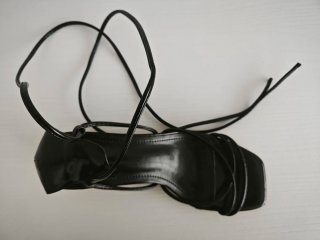 Sandalias negras de tacón con tiras