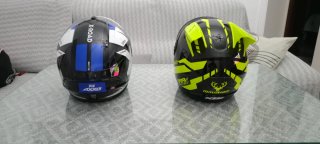 Casco de moto AXXIS y otro negro
