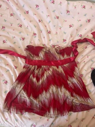 Top rojo con estampado y lazo