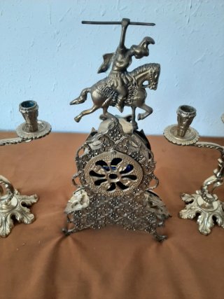Orologio da tavolo e candelabri antichi