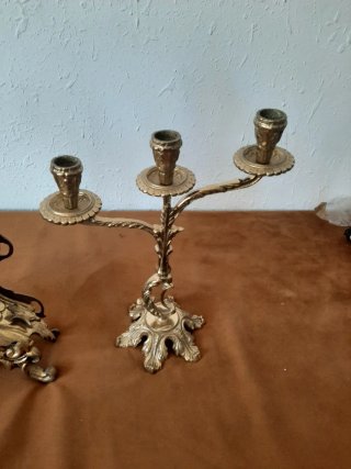 Orologio da tavolo e candelabri antichi