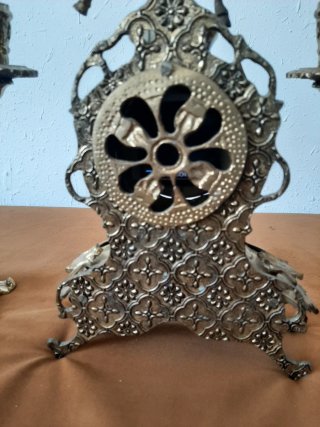 Orologio da tavolo e candelabri antichi