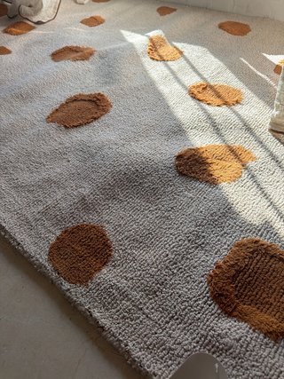 Alfombra Kave Home beige y marrón