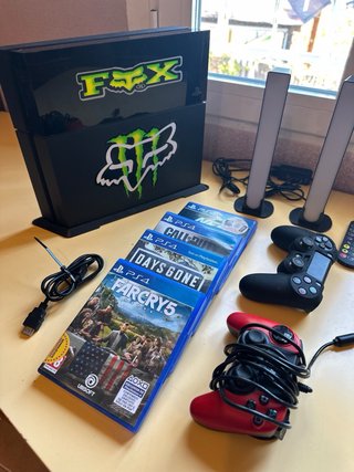 Consola PS4 + 4 Juegos + Mandos