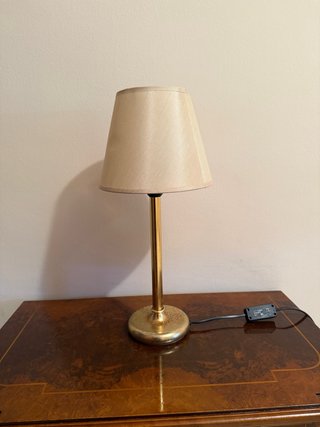 Lámpara de mesa dorada clásica