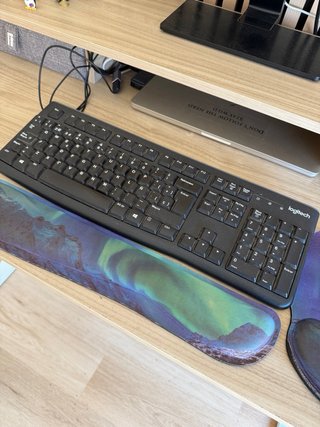 Pantalla Benq 22” y Teclado Logitech