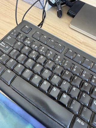 Pantalla Benq 22” y Teclado Logitech