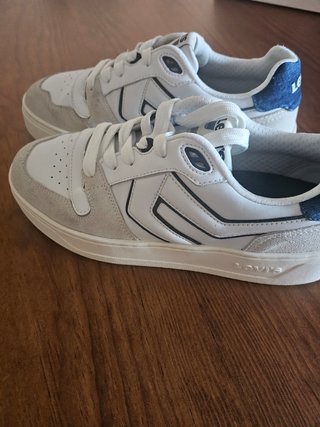 Zapatillas Levis Blancas y Azules