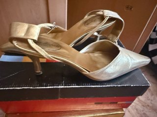 Zapatos de tacón plateados