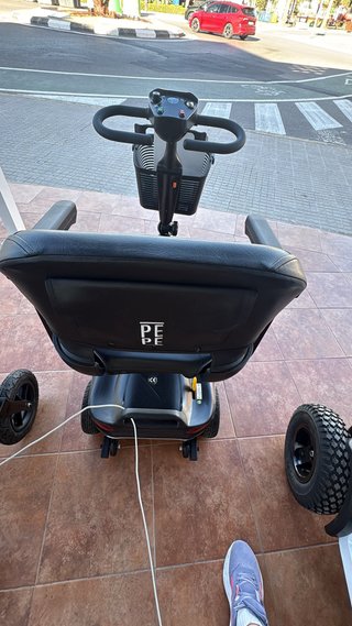 Scooter movilidad negra con cesta