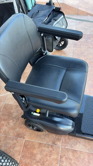 Scooter movilidad negra con cesta