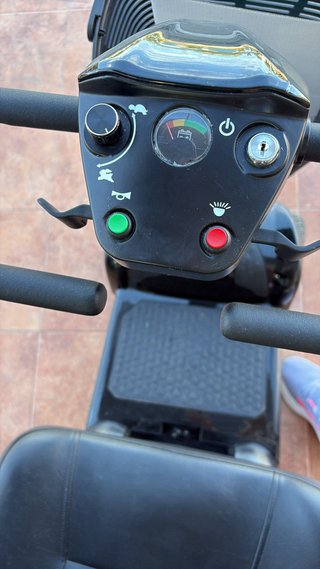 Scooter movilidad negra con cesta