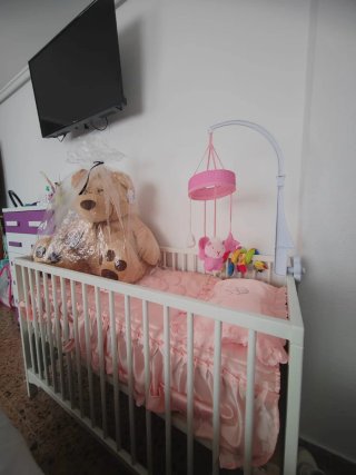 Cuna de bebé con colchón