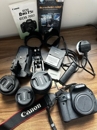Cámara Canon EOS Rebel T5i 700D + Accesorios