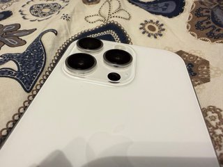 iPhone 16 Pro Plata y blanco.