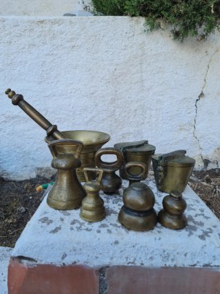 Antigüedades bronce: ponderales, mortero y pesas