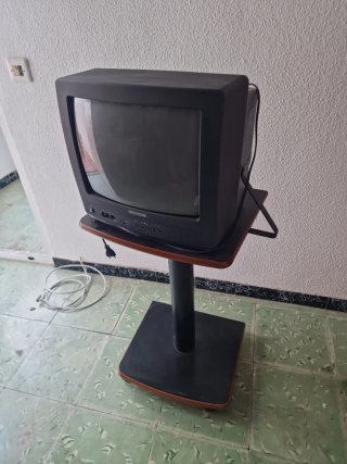 Televisor Hitachi con soporte