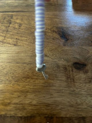 Llavero con charm de llave