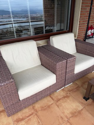 Sofá y sillones de ratán para jardín