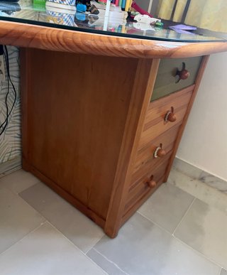 Escritorio juvenil madera nogal y cajones verdes