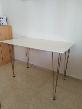 Mesa de cocina blanca y plateada