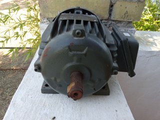 Motor trifásico WEG gris sin usar