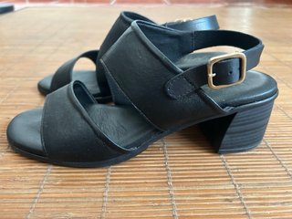 Sandalias negras tacón bajo