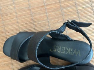 Sandalias negras tacón bajo