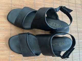 Sandalias negras tacón bajo