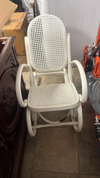 Balancín blanco con asiento de rejilla