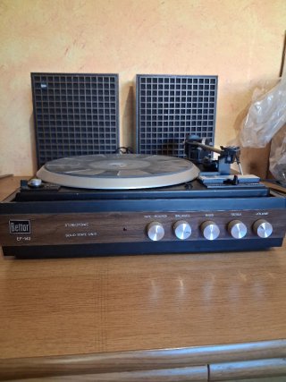 Tocadiscos Bettor EF-143 con altavoces