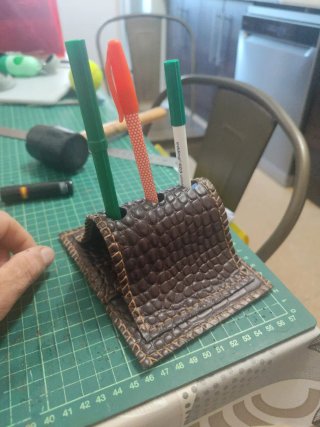 Porta plumas de piel artesanal