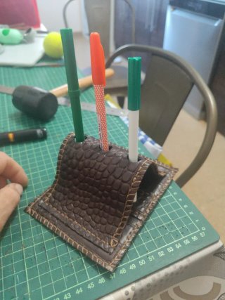 Porta plumas de piel artesanal