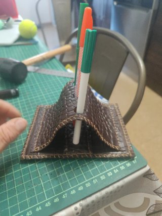 Porta plumas de piel artesanal