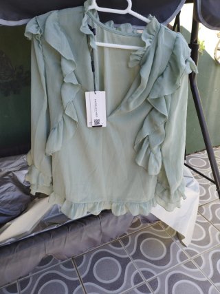 Blusa verde con volantes