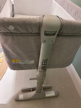 Minicuna colecho gris marca Teeny. Incluye colchon